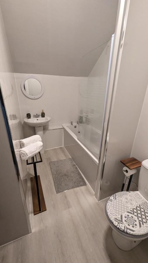 Lovely 2 Bedroom Apartment In Central Location Greenock Esterno foto